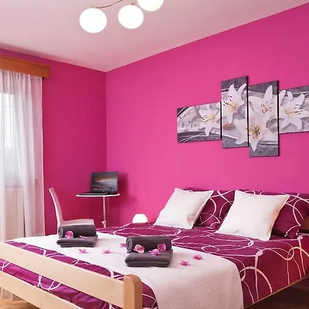 Semesterbostad Gloria, A Beautifully And Modernly Furnished Nedeščina