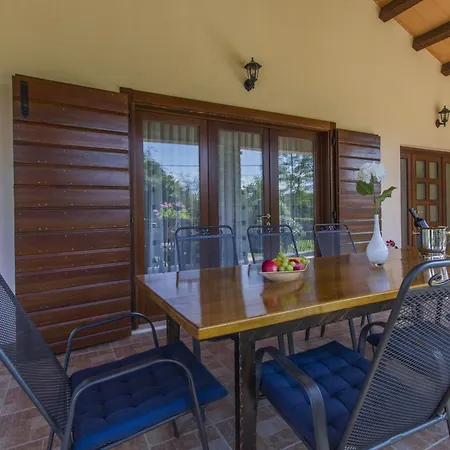 Gloria, A Beautifully And Modernly Furnished