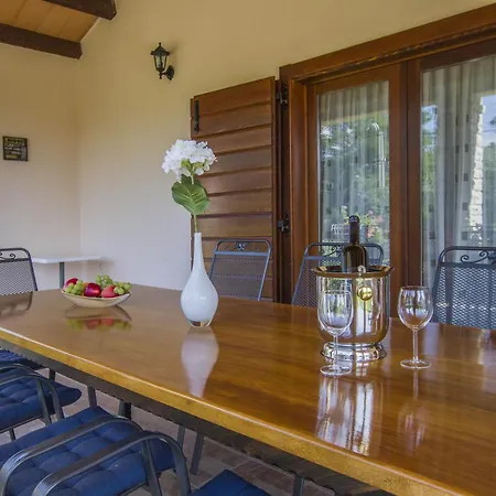 Holiday home Gloria, A Beautifully And Modernly Furnished Nedescina