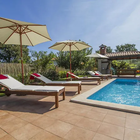 Gloria, A Beautifully And Modernly Furnished *