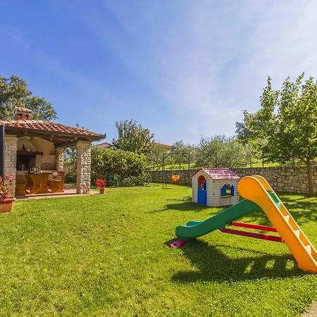 Gloria, A Beautifully And Modernly Furnished *