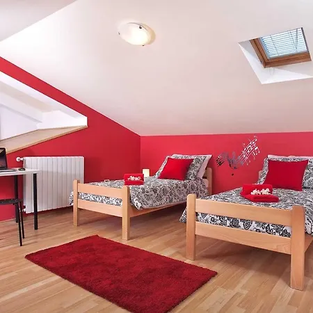 Gloria, A Beautifully And Modernly Furnished * Nedescina