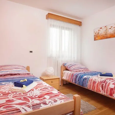 Gloria, A Beautifully And Modernly Furnished