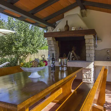 Gloria, A Beautifully And Modernly Furnished