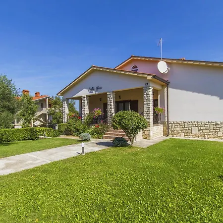 Gloria, A Beautifully And Modernly Furnished Holiday home Nedescina