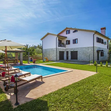 Gloria, A Beautifully And Modernly Furnished *